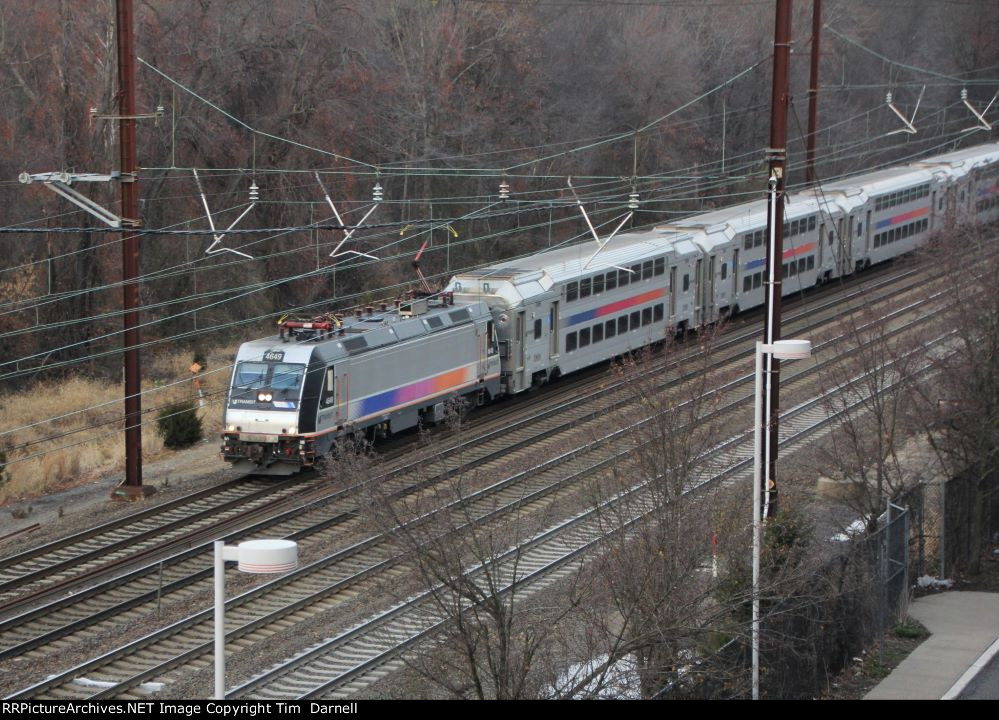 NJT 4649 arriving Hamilton station